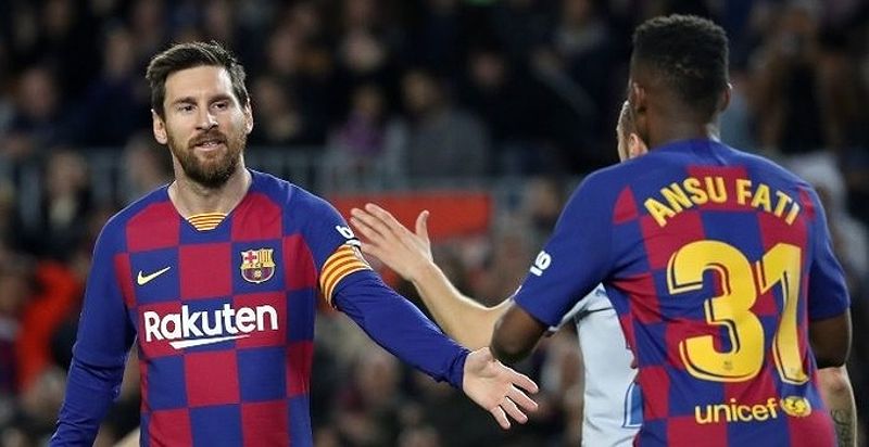 Chiếc áo số 10 của Messi quá rộng đối với Fati