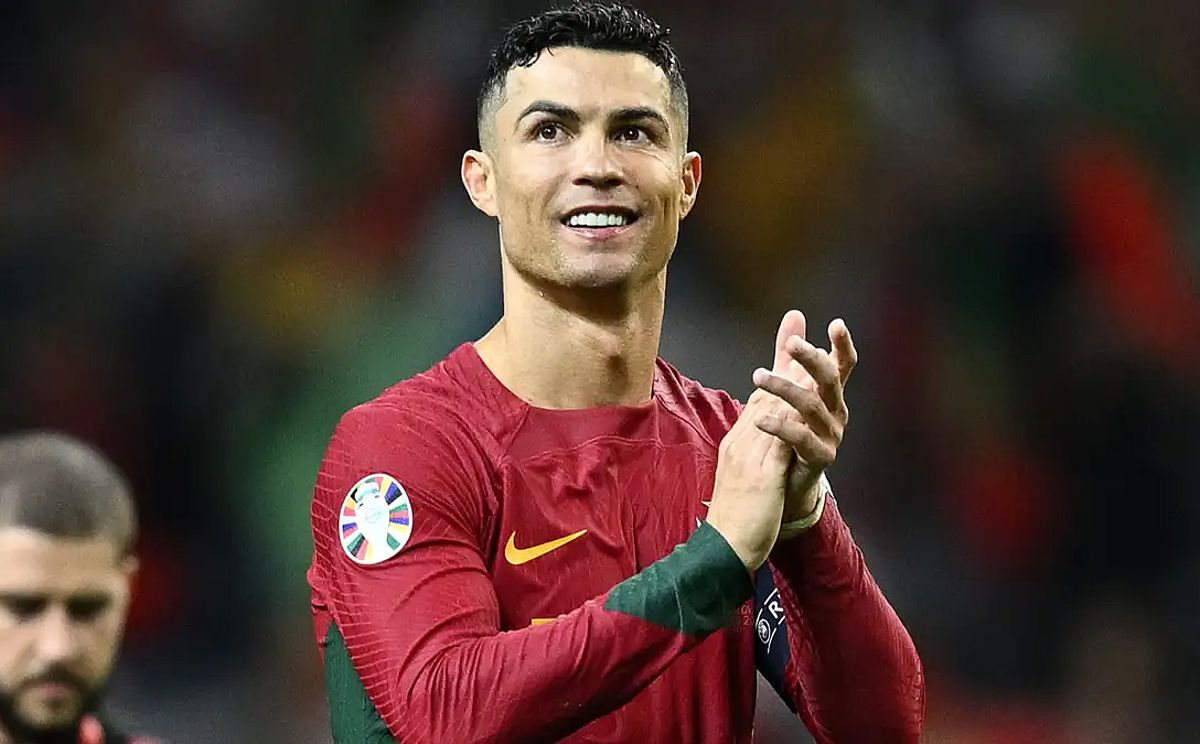 Cristiano Ronaldo trong màu áo đội tuyển Bồ Đào Nha, ghi bàn trong trận đấu quốc tế.