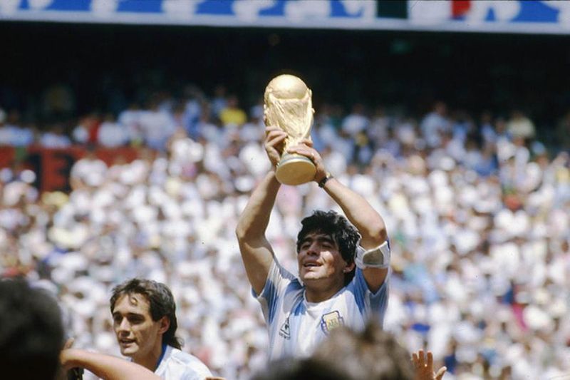 Diego Maradona ăn mừng chiến thắng tại World Cup 1986, nơi ông đóng vai trò quan trọng trong đội tuyển Argentina.