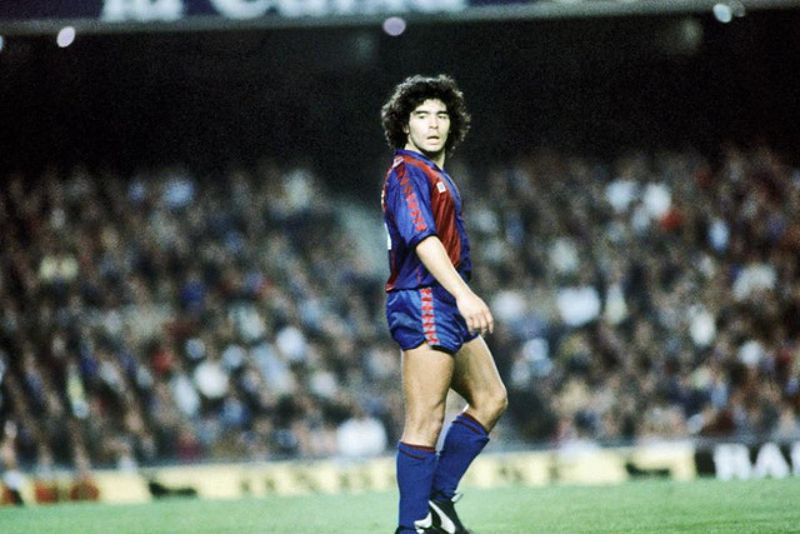 Diego Maradona khi thi đấu cho Barcelona, nơi ông trở thành cầu thủ đắt giá nhất thế giới vào thời điểm đó.