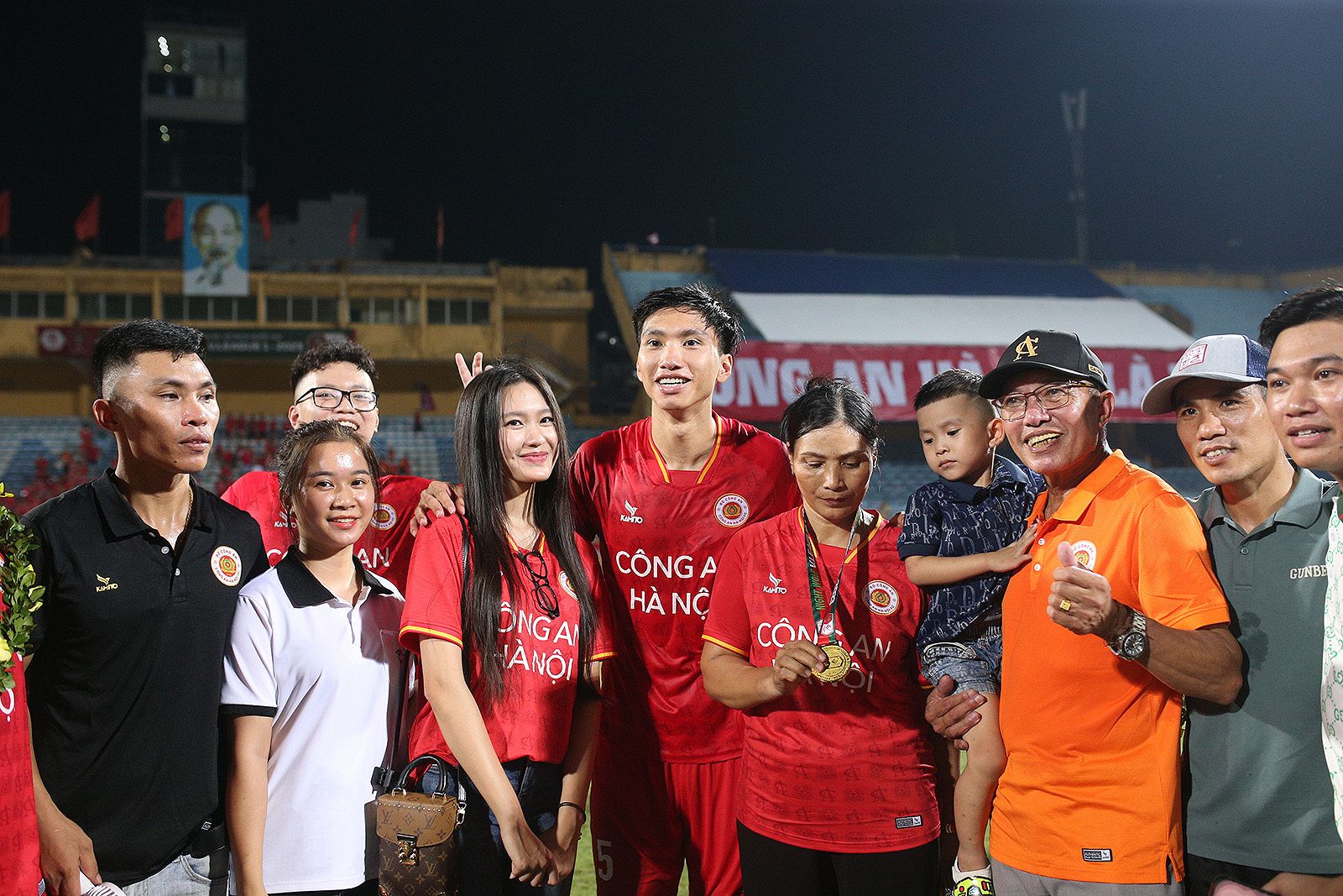 Đoàn Văn Hậu chụp ảnh cùng bạn gái & gia đình trong ngày CLB Công An Hà Nội vô định V-League 2023