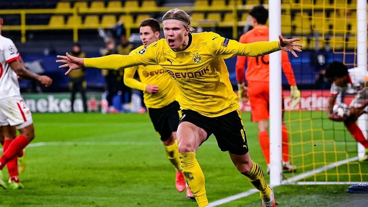 Erling Haaland trong màu áo Borussia Dortmund, ghi dấu ấn với cú hat-trick ngay trận ra mắt.