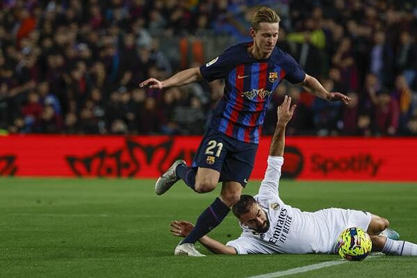 Frenkie De Jong - cơn đau đầu của Barcelona - Ảnh 1.