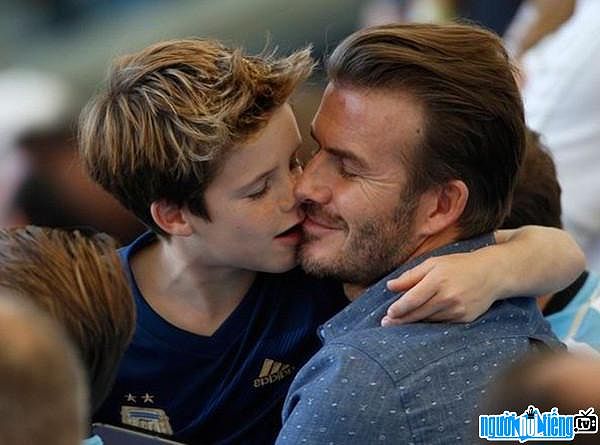 Giây phút tình cảm của cha con David Beckham.