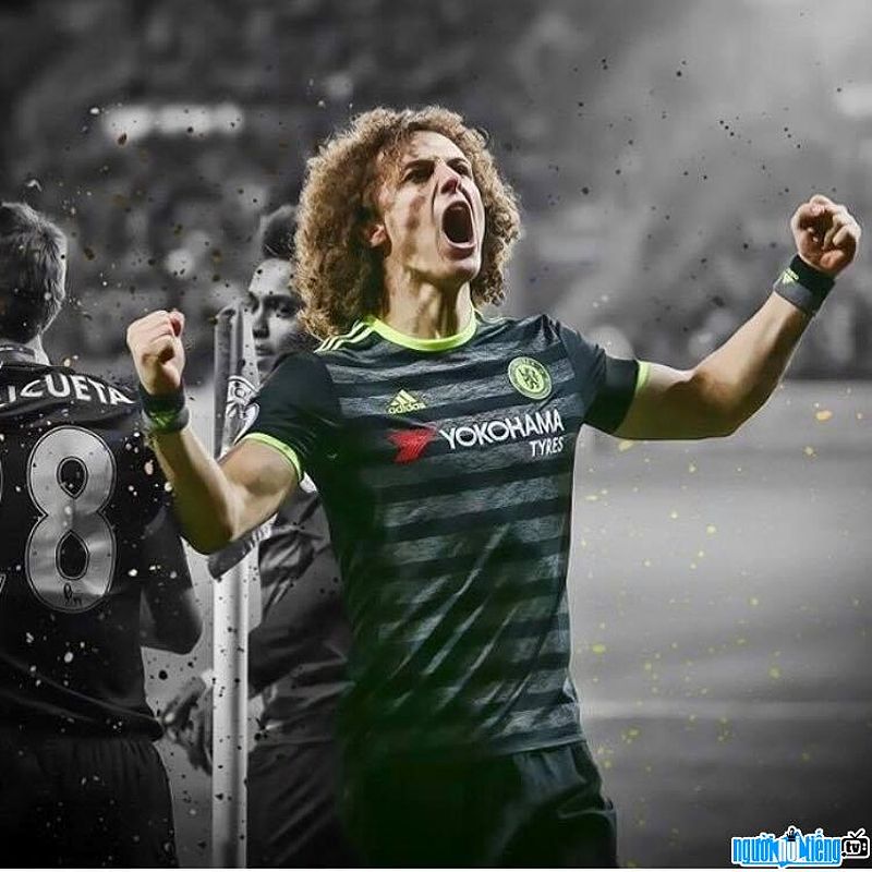 Hình ảnh cầu thủ David Luiz đang ăn mừng bàn thắng