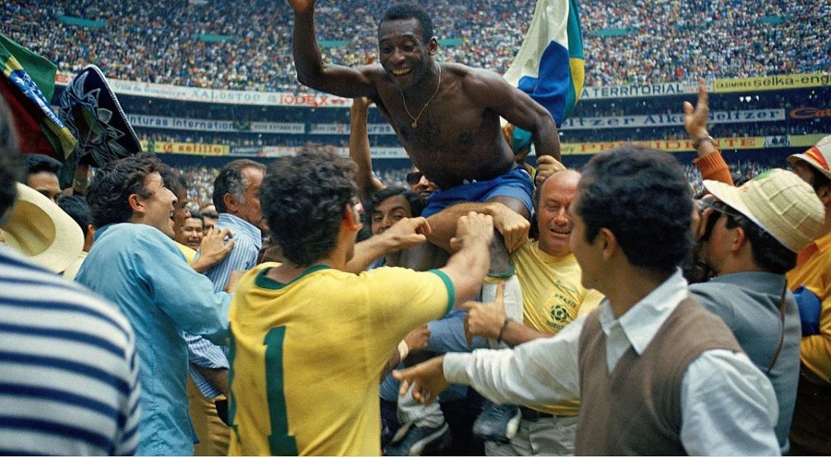 Khoảnh khắc Pelé được ca ngợi sau khi đội Brazil giành chiến thắng tại World Cup 1970.