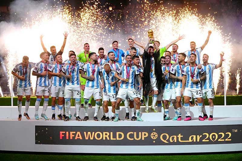 Lionel Messi cùng đội tuyển Argentina nâng cao cúp vô địch World Cup 2022.