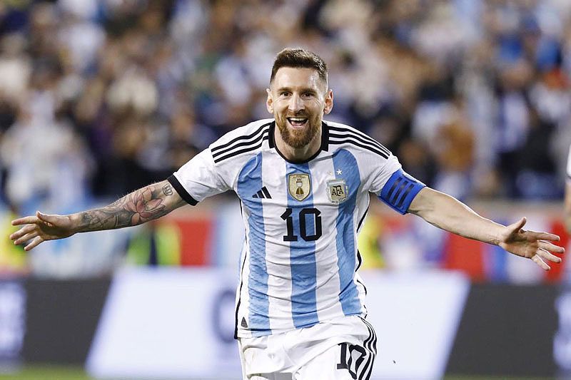 Lionel Messi trong màu áo đội tuyển quốc gia Argentina, biểu tượng của niềm tự hào dân tộc.