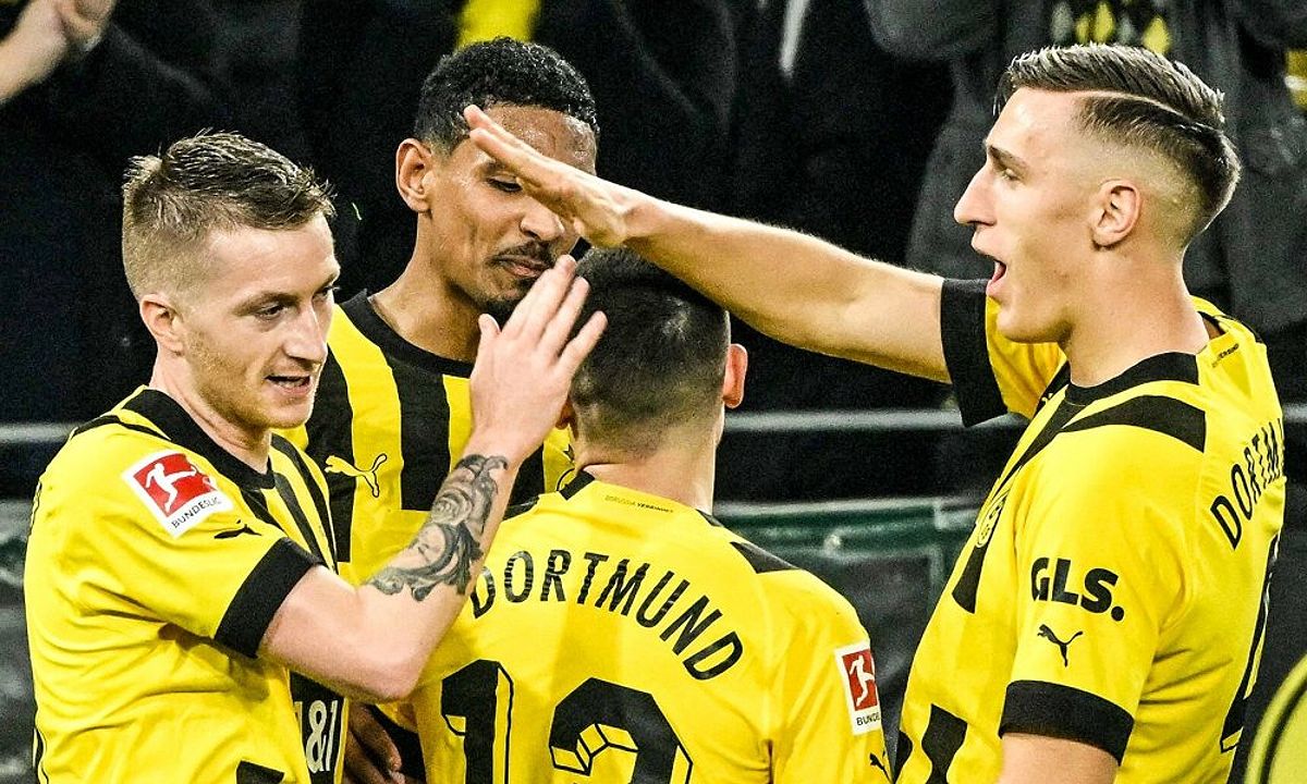 Marco Reus tiếp tục cống hiến cho bóng đá