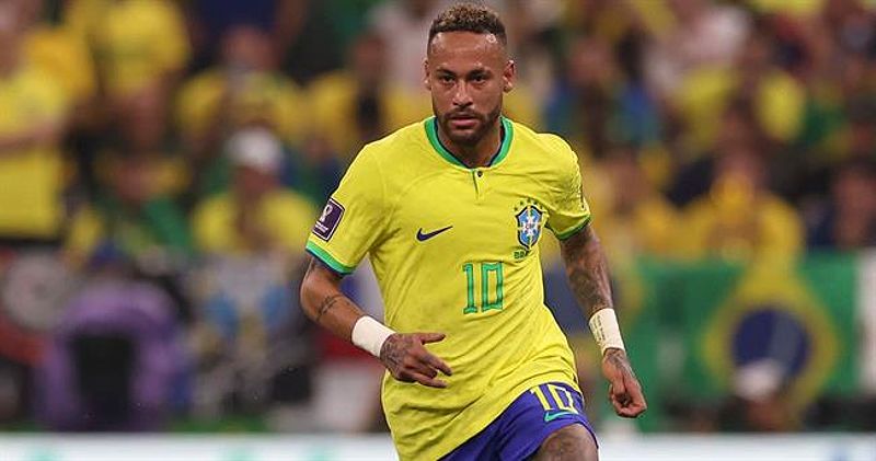 Neymar trong màu áo ĐT Brazil, ghi bàn và tạo dấu ấn tại các giải đấu quốc tế.