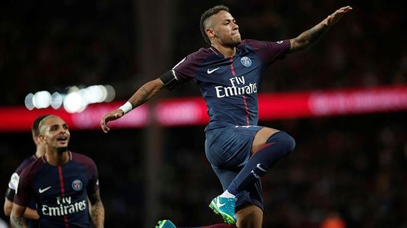 Neymar trong màu áo PSG, thể hiện phong độ xuất sắc trong các trận đấu.