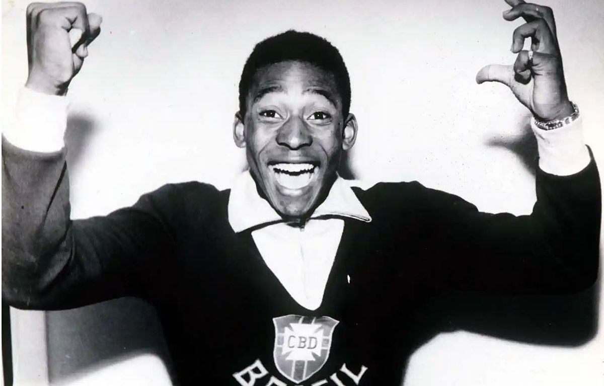 Pelé ăn mừng chiến thắng tại trận chung kết World Cup 1958.