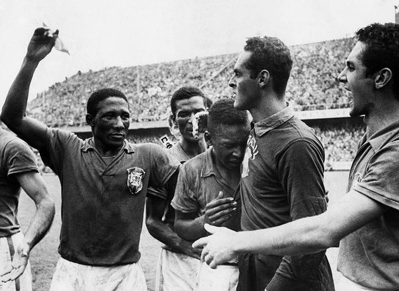 Pelé ôm người đồng đội Gilmar trong nước mắt hạnh phúc sau khi vô địch World Cup 1958.