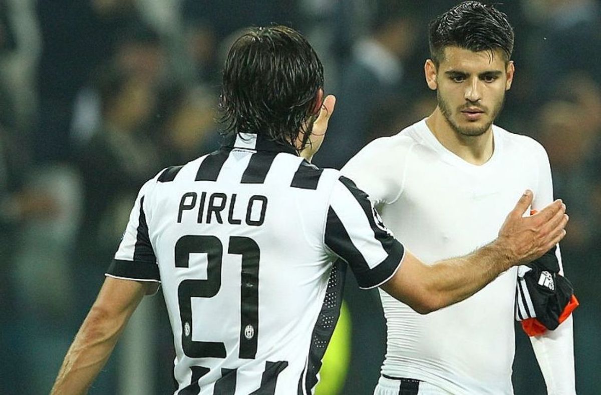 Pirlo chia vui với Morata sau một trận đấu của Juventus ở Serie A mùa 2014-2015.