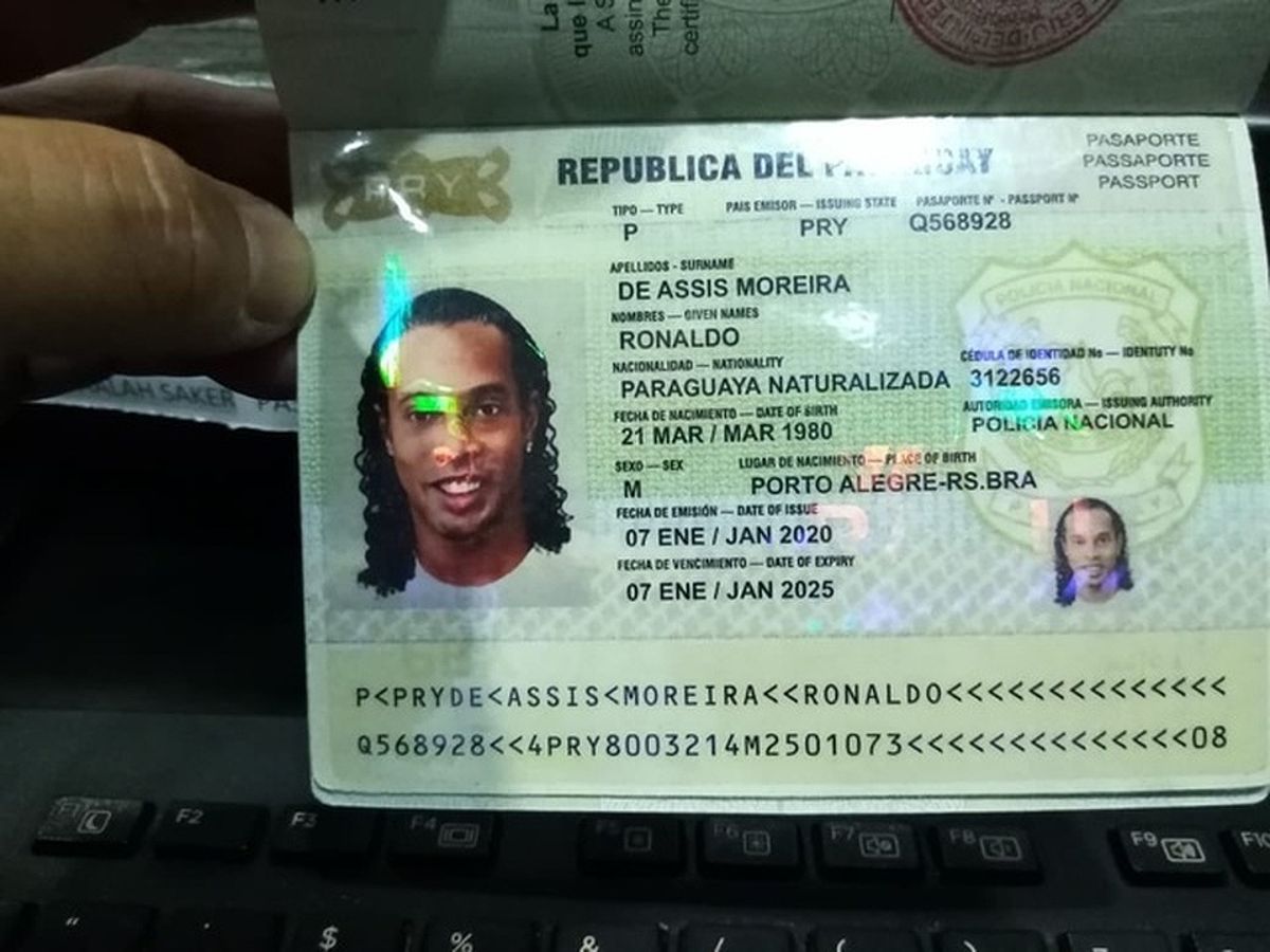 Quyển hộ chiếu giả mà Ronaldinho sử dụng trong scandal tại Paraguay.