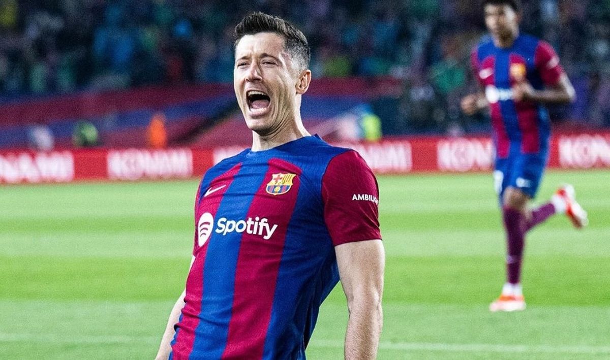 Robert Lewandowski chụp hình sau trận đấu