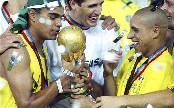 Roberto Carlos trong trang phục đội tuyển quốc gia