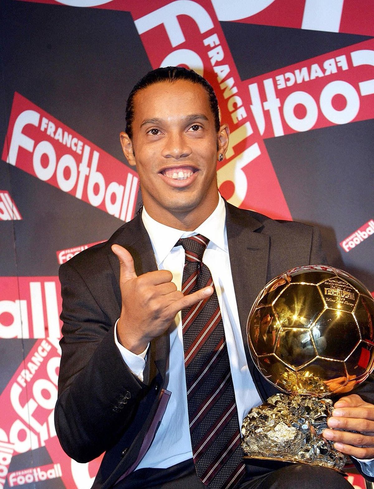 Ronaldinho nhận Quả bóng vàng châu Âu năm 2005, đánh dấu đỉnh cao sự nghiệp.