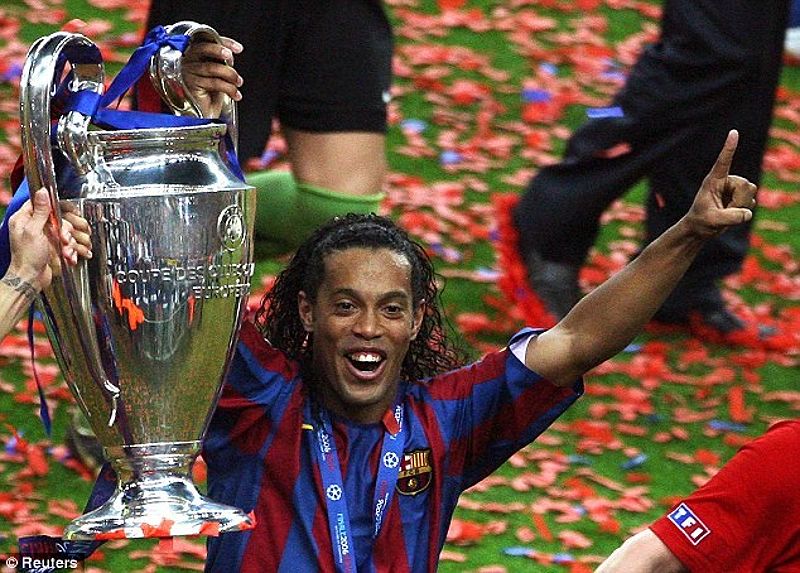 Ronaldinho trong màu áo Barcelona, thời kỳ đỉnh cao sự nghiệp với nhiều danh hiệu.