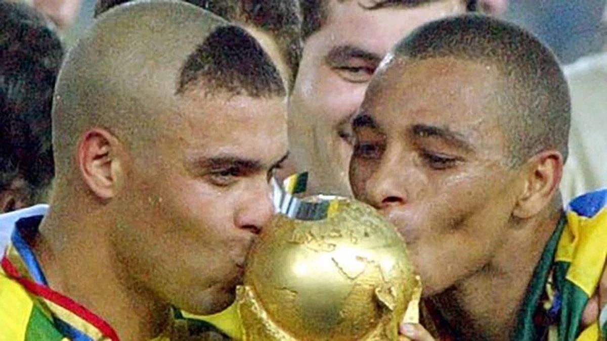 Ronaldo ôm hôn chiếc cúp vô địch World Cup 2002.