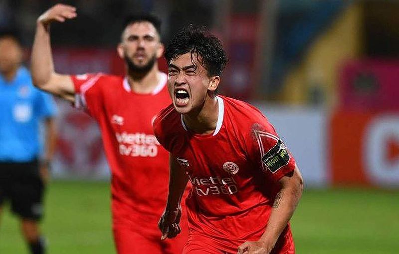 Trần Danh Trung trong trận đấu V-League, thể hiện phong độ ấn tượng với 10 bàn thắng trong mùa giải.