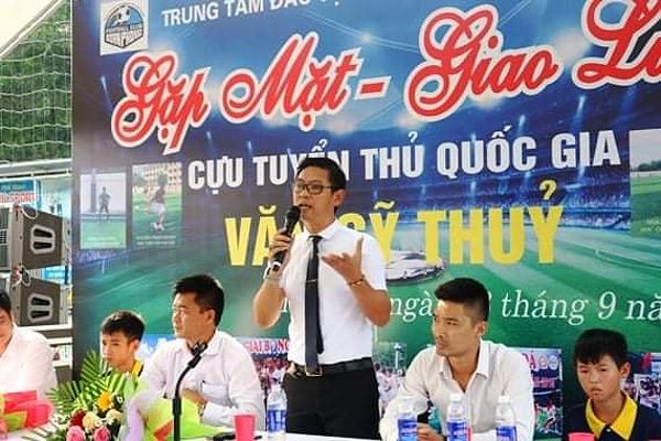 Văn Sỹ Thủy trong một lần trò chuyện với các cầu thủ nhí ở tỉnh Bắc Giang năm 2019