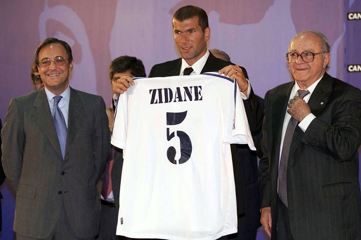 Zinedine Zidane trong màu áo Real Madrid năm 2001, khi anh gia nhập đội bóng từ Juventus.